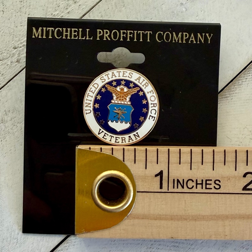 NIP United States Air Force Veteran Lapel Round Pin - 1” Gold Tone Enamel - Picture 2 of 3